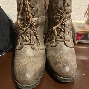 Boots size 11